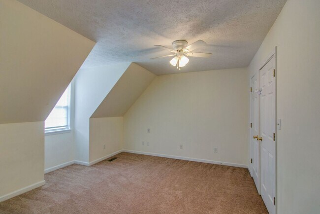 Building Photo - 1046 Bush Ave