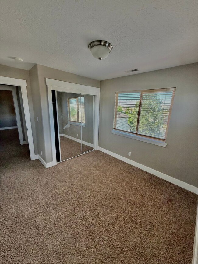 Building Photo - Lehi 3 Bedroom Town Home Pets OK