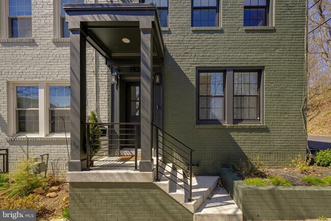 Building Photo - 1934 35th Pl NW