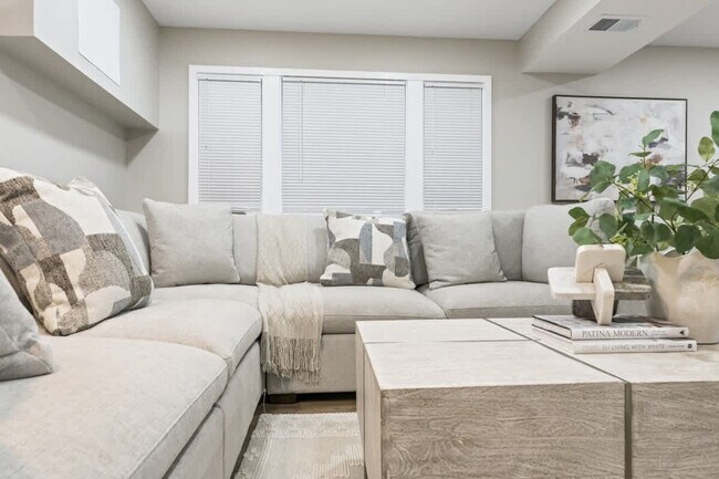 Building Photo - 1410 N Lama Ln