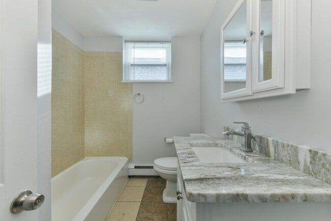 Building Photo - 237 Chestnut St