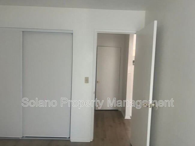 Building Photo - 1104 School St