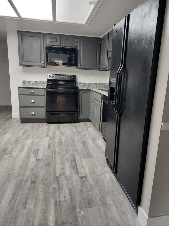 Building Photo - 383 W 750 N