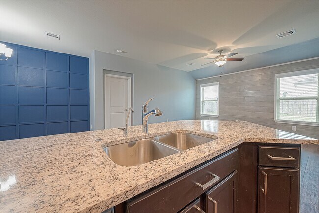 Building Photo - 14015 Lake Cres Dr