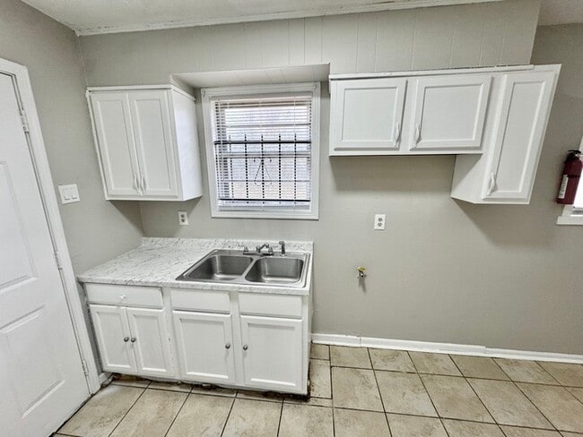 Building Photo - 735 Ledbetter Ave