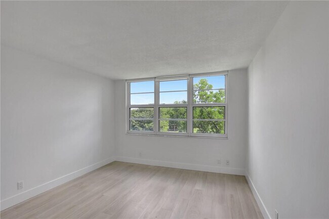 Building Photo - 4015 W Palm Aire Dr