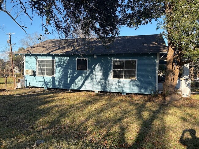 Building Photo - 2001 12th St