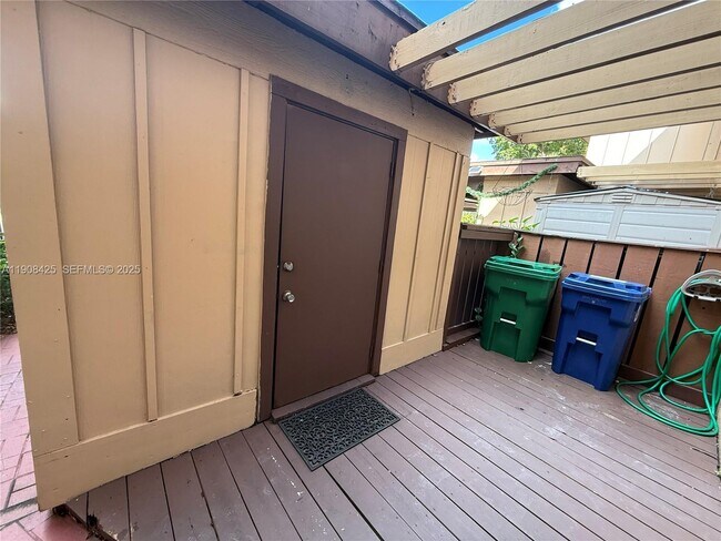 Building Photo - 9986 Royal Palm Blvd