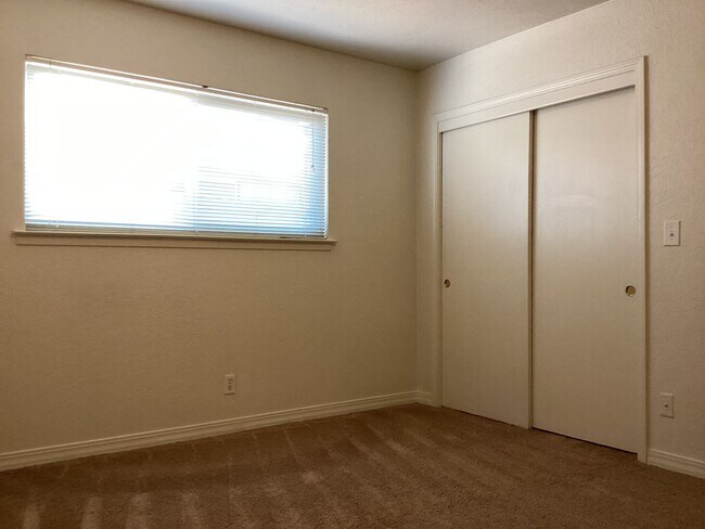 Building Photo - 4424-4426 E Dakota Ave