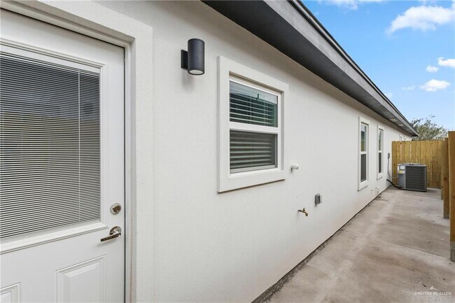 Building Photo - 20 S Links Dr