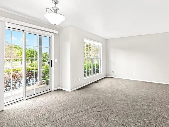 Building Photo - 213 Oakbrooke Dr