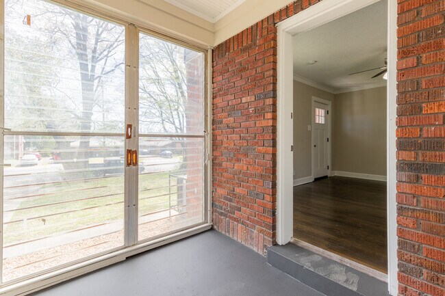 Building Photo - 1055 University St