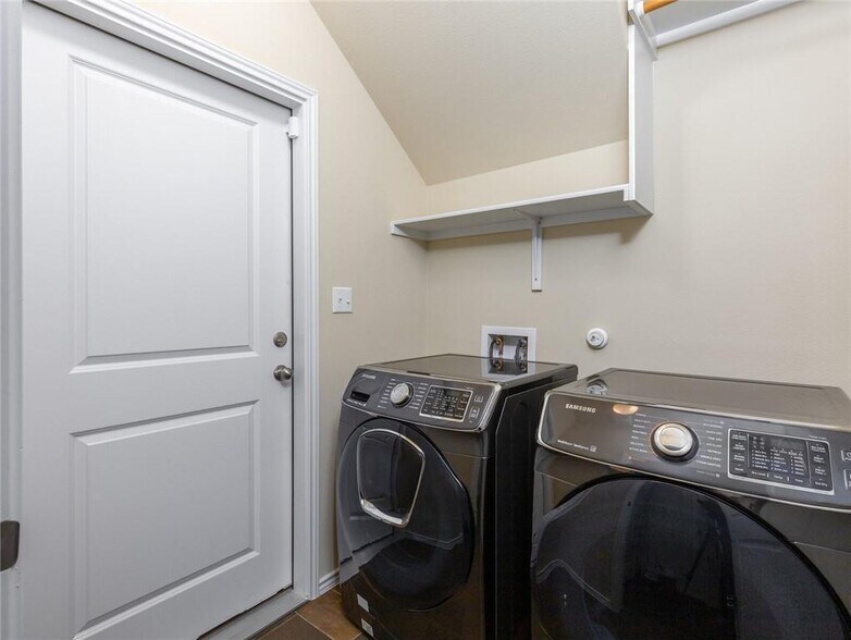 Washer Dryer included - 1014 Chad Loop