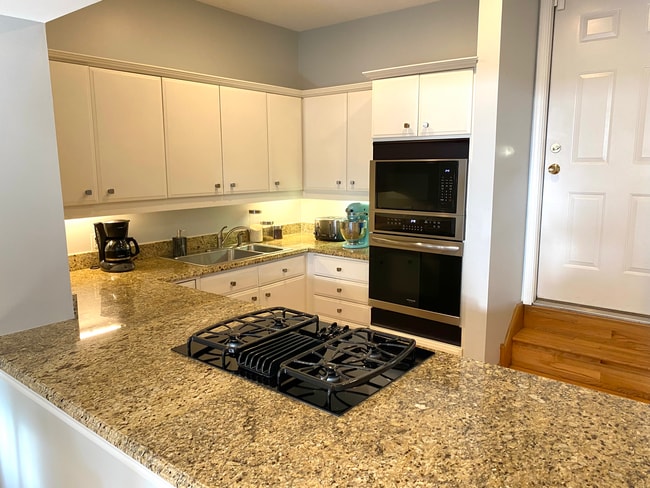 Kitchen - 2017 N Lincoln Ave