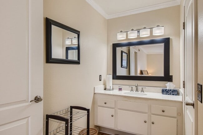 Building Photo - 2 Bedroom 1 Bath - Single Level Townhome Available mid June