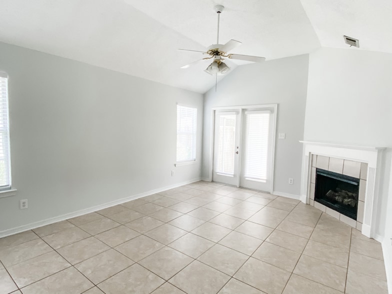 Building Photo - 405 Belle Chase Ct S