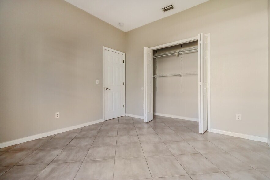 Building Photo - 752 Star Pointe Dr