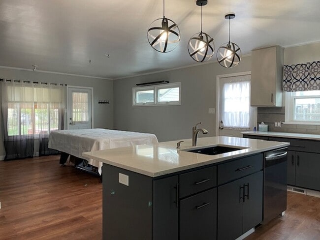Building Photo - House For Lease