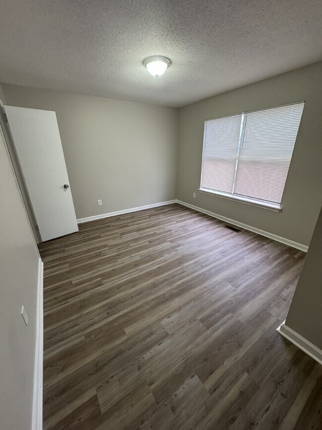 Building Photo - Charming 3-Bedroom, 2-Bath Home with 1,632...