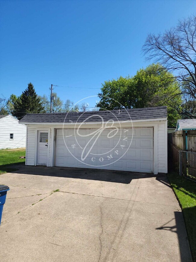 Building Photo - "Charming 2-Bedroom Haven on Luscombe Drive with Spacious 1105 sq ft Layout!"