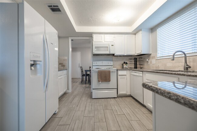 Building Photo - 9907 Towne Tower Ln
