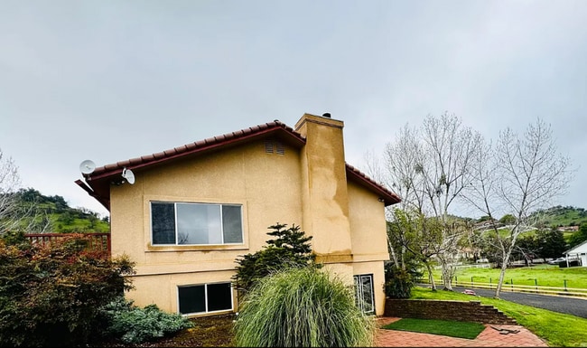 Building Photo - Huge 5 bedroom Home in Scenic Setting