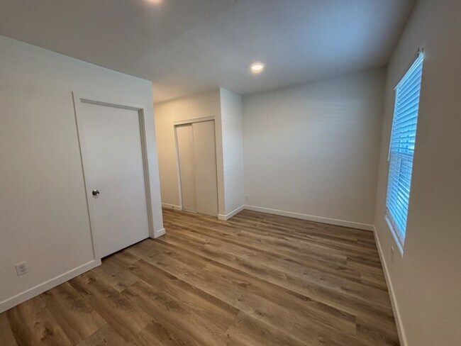 Building Photo - 3 Bedroom 2 Bath Home