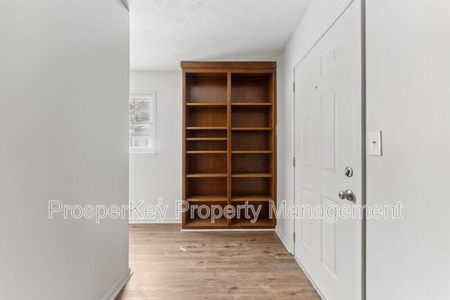 Building Photo - 4924 Roxbury Dr