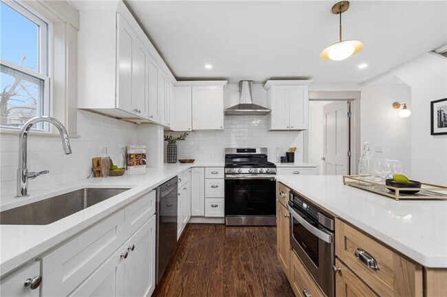 Building Photo - 214 Camp St