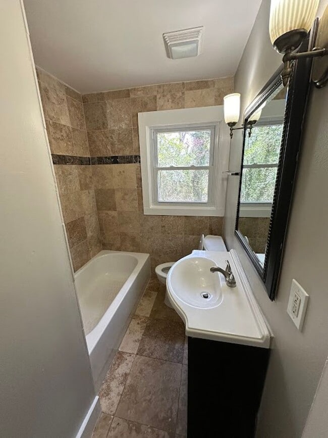 Building Photo - 4 bedrooms & 3 bath in Decatur!