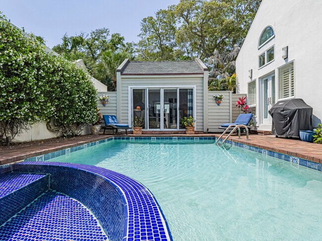 Building Photo - 8367 Baytree Dr