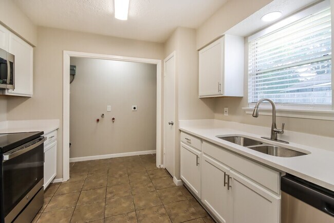 Building Photo - 8514 Forest Point Dr