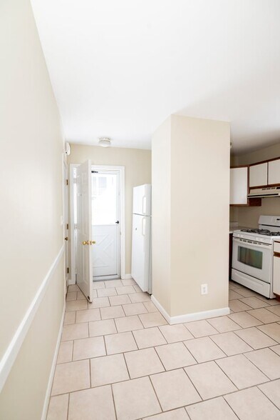 Building Photo - 15 Wheelwright Rd