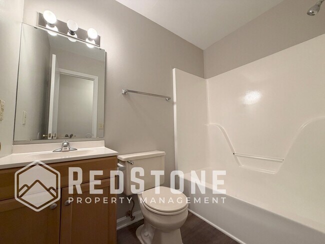 Building Photo - 221 Quintas Ave