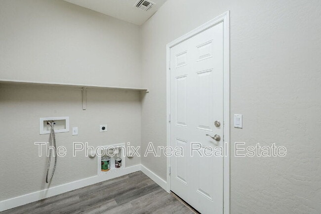 Building Photo - 45929 W Sky Ln