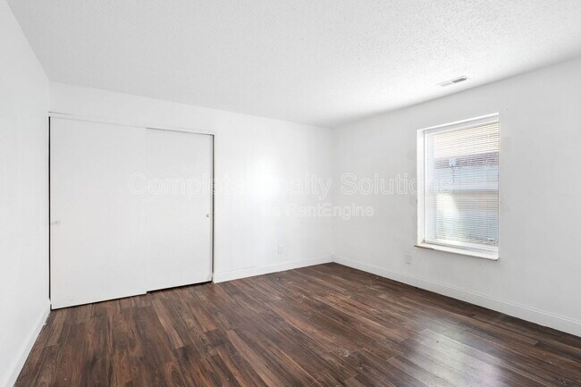 Building Photo - 330 Mt Everest Dr