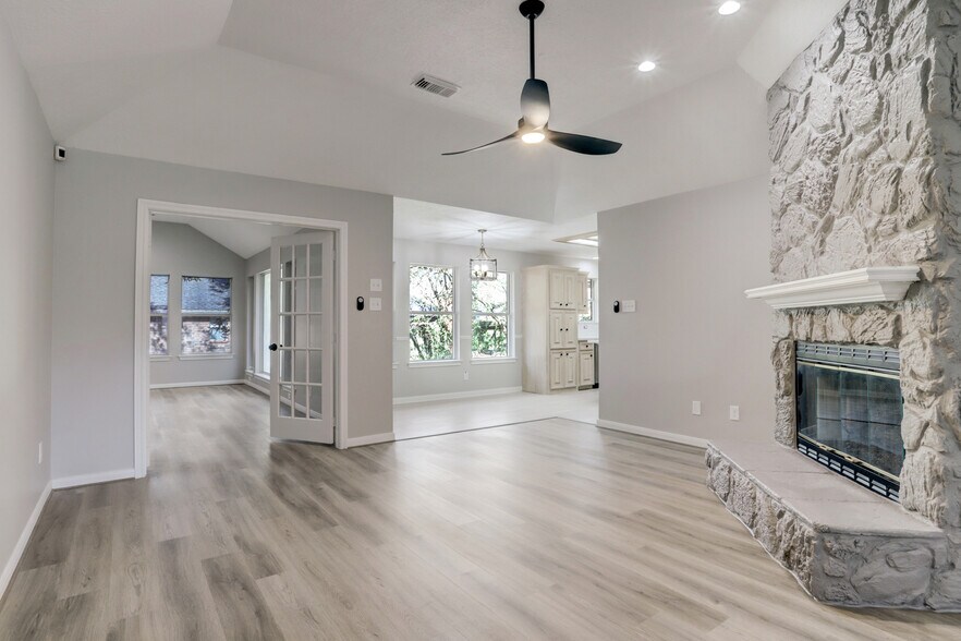 Building Photo - 7098 Shadow Lake Dr