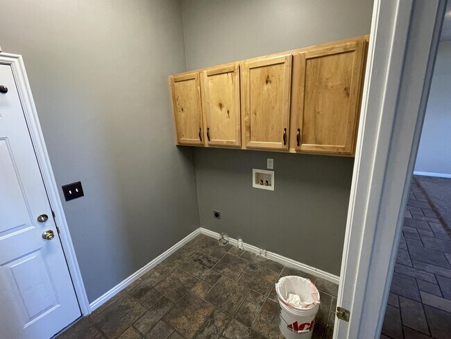 Building Photo - 561 Rocky Knoll Ln