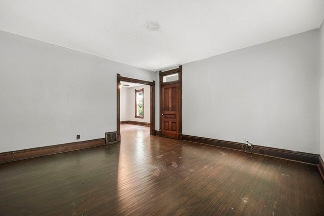 Building Photo - NEW LISTING -5 BEDROOM HOUSE!