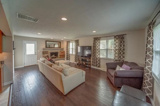 Building Photo - 2404 Wendy Way Dr