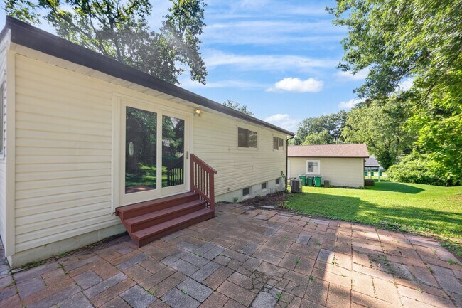 Building Photo - 609 N Elm Ave