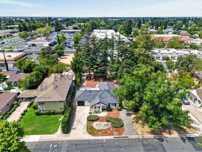 Building Photo - 9550 Colton Ave