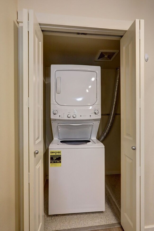 Building Photo - Downtown Bellevue One Bedroom One Bath Condo Available!