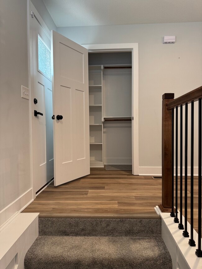 Building Photo - Oak Grove