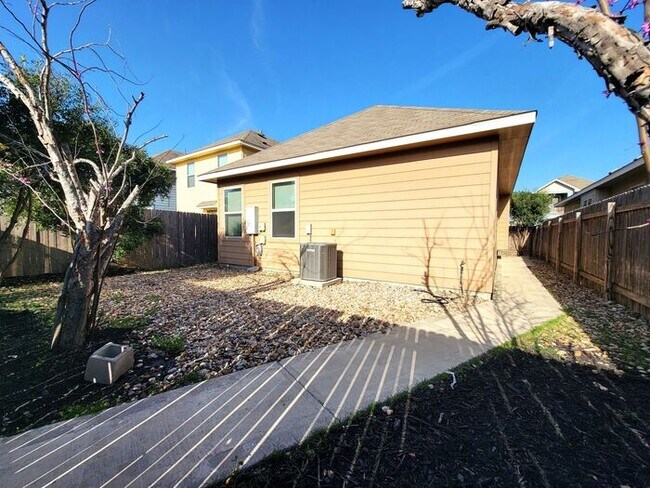 Building Photo - **Gorgeous 3 Bedroom 2 Bathroom Home in Au...