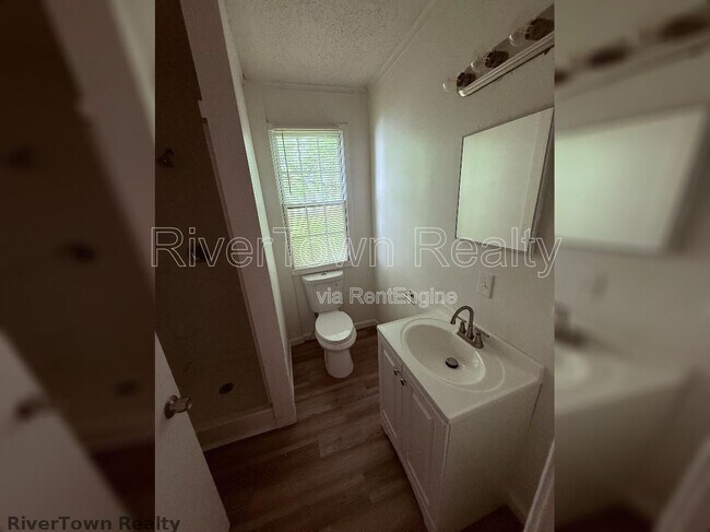 Building Photo - 2677 Larose Ave