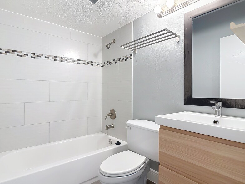 Building Photo - 4711 Capri Plz