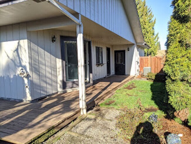 Building Photo - Updated 3-Bedroom, 2.5-Bath Home ~ Solid Surface Flooring and Spacious Kitchen!