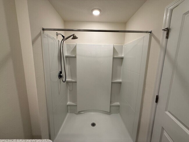Building Photo - Newly built 3 bedroom home in a quiet Cul-...