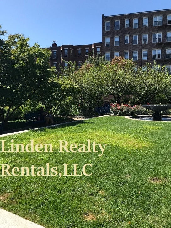 Building Photo - 227 Park Dr